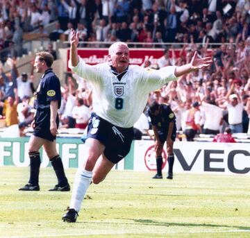 Nacido en Gateshead, Inglaterra, el 27 de mayo de 1967, ‘Gazza’ es considerado uno de los mejores mediocampistas de la década de los 90. Brilló con el Newcastle, la Lazio, Tottenham y con la selección de Inglaterra.