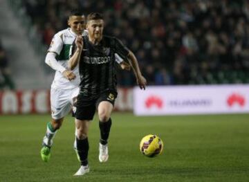 El defensa portugués del Málaga Vitorino Antunes conduce el balón ante el centrocampista marroquí del Elche Fayçal Fajr, durante el partido de la decimosexta jornada de Liga de Primera División 