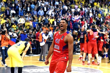 
Sin llegar a los dos metros (1,98), Hines ha sido uno de los pívots más dominadores de la Euroliga. Encadenó nueve Final Four seguidas y ganó cuatro títulos, dos con el Olympiacos (2012 y 2013) y dos con el CSKA (2016 y 2019). Hasta hace poco era el jugador que más partidos de Euroliga había disputado (425). Mejor Defensor de la Euroliga en tres ocasiones: 2016, 2018 y 2022.
