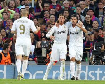 En la temporada 2011-12 el Real Madrid ganó su 32ª liga. Victoria decisiva en el Camp Nou que les dio ventaja ante su inminenete perseguidor el Barcelona de Pep Guardiola.
Aquí celebra el primer gol, el marcado por el internacional alemán Sami Khedira.