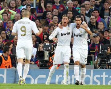 En la temporada 2011-12 el Real Madrid ganó su 32ª liga. Victoria decisiva en el Camp Nou que les dio ventaja ante su inminenete perseguidor el Barcelona de Pep Guardiola.
Aquí celebra el primer gol, el marcado por el internacional alemán Sami Khedira. 