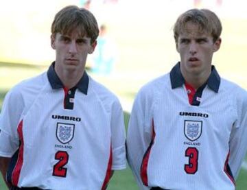 Gary y Phil se formaron y jugaron juntos en Manchester United, el primero como lateral derecho y el segundo como lateral por izquierda, pese a ser derecho. Fueron compañeros en Manchester, en la selección inglesa, pero rivales cuando Phil partió al Everton.