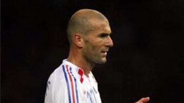 ZIDANE, PUESTO EN DUDA. El ex madridista es puesto en duda por un médico de la Federación Francesa de Fútbol en un libro.