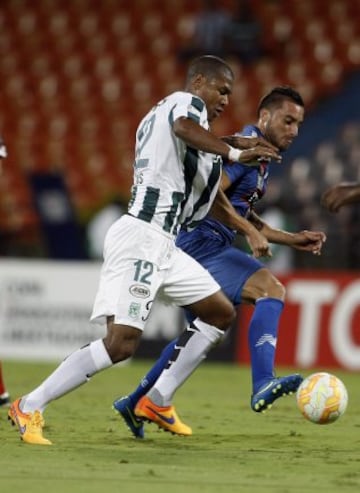 MED702. MEDELLÍN (COLOMBIA), 14/05/2015.- El jugador de Atlético Nacional Alexis Henriquez (i) disputa el balón con el jugador de Emelec Emanuel Herrera (d) hoy, jueves 14 de mayo de 2015, durante su partido de la Copa Libertadores en Medellín (Colombia). EFE/LUIS EDUARDO NORIEGA.