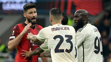 Milan (Italy), 11/04/2024.- Milan's Olivier Giroud (L) argues during the UEFA Europa League quarter-finals, 1st leg soccer match between AC Milan and AS Roma in Milan, Italy, 11 April 2024. (Italia) EFE/EPA/MATTEO BAZZI
