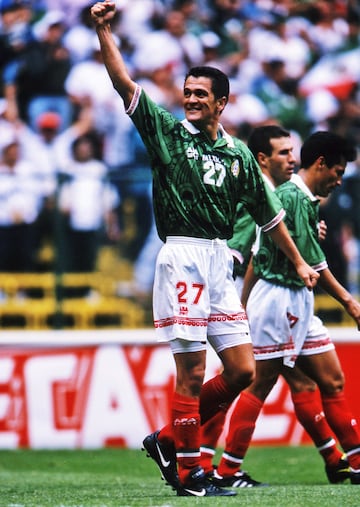 Fue jugador internacional con la Selección de México en 90 ocasiones y anotó 35 goles. Es el cuarto mayor goleador en la historia del Tricolor y jugó los Mundiales de México 86 y Estados Unidos 94. En su carrera consiguió 364 goles a nivel clubes, incluyendo 196 con el Cruz Azul. Internacionalmente jugó para el Standard Lieja y Los Ángeles Galaxy. 