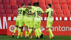 Los jugadores del Atl&eacute;tico celebran un gol al Granada.
