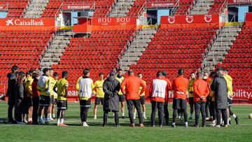 Los jugadores del RCD Mallorca se reunen en el c&eacute;sped antes de una sesi&oacute;n de entrenamiento.