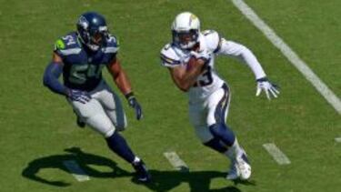 Keenan Allen intenta doblar la esquina, pero Bobby Wagner parece empeñado en evitarlo.