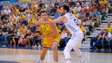 Miquel Salvó, del Dreamland Gran Canaria, en acción ante Rudy Fernández, del Real Madrid.