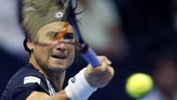 David Ferrer devuelve la bola al italiano Andreas Seppi en la primera ronda del Valencia Open 500 que tiene lugar en la Ciudad de las Artes y las Ciencias.