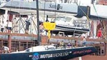 El Mutua Madrilena, el momento de ser izado en el Apollogracht.