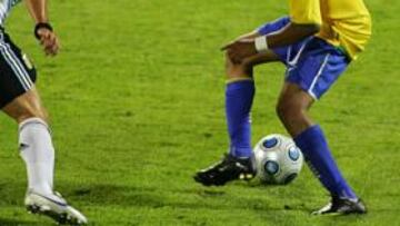 El delantero carioca del Manchester City, Robinho, fue descartado para el partido que la selección de Brasil jugará este miércoles como local ante Chile por una lesión muscular, según informó la Confederación Brasileña de Fútbol (CBF)