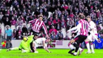 <b>EL PRIMERO </b>Yeste envía al fondo de la red el balón que le sirvió Llorente a los cuarenta segundos del partido.