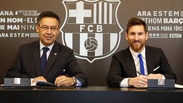 This handout photo taken on November 25, 2017 in Barcelona and released by the Barcelona FC press office, shows Barcelona FC President Josep Maria Bartomeu (L)and Barcelona&#039;s Argentinian forward Lionel Messi signing a contract extension keeping Messi