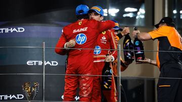 Leclerc se abraza con Sainz en el podio de Abu Dhabi 2024.
