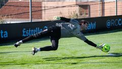 Iv&aacute;n Villar realiza una parada durante un entrenamiento del Celta esta temporada.