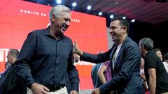 LAS ROZAS(MADRID), 20/09/2022.- El entrenador del Real Madrid Carlo Ancelotti y el entrenador del Barcelona FC Xavi Hernández, se saludan este martes como parte de una representación de los entrenadores profesionales de Primera y Segunda División.