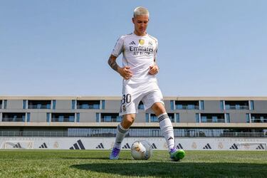 Franco Mastantuono vestido de blanco. 