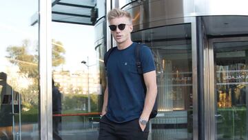 Daniel Wass, en Valencia a la salida del hotel donde está alojado.