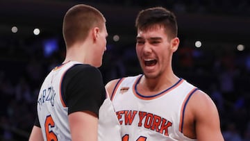 Kristaps Porzingis y Willy Hernang&oacute;mez.