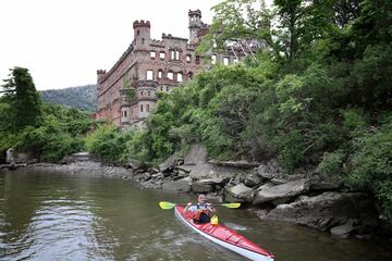 Al norte de la ciudad de Nueva York y a 300 metros de la orilla oriental del ro Hudson, se encuentra la isla Pollepel ms conocida como Isla Bannerman .
Su popularidad se debe a una construccin centenaria, un castillo de estilo escocs que la familia Bannerman, construy a principio del siglo XX en la isla para almacenar su coleccin privada de arte y armas antiguas. En 1969, un incendio destruy la mayora de las construcciones de la isla. Aun as, con las paredes deterioradas, el castillo se impone en el paisaje y llama la atencin de todos los que pasan navegando.