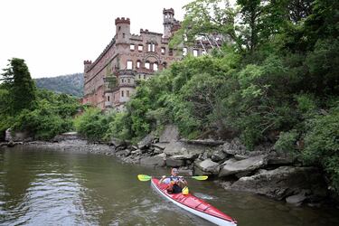 Al norte de la ciudad de Nueva York y a 300 metros de la orilla oriental del río Hudson, se encuentra la isla Pollepel más conocida como Isla Bannerman .
Su popularidad se debe a una construcción centenaria, un castillo de estilo escocés que la familia Bannerman, construyó a principio del siglo XX en la isla para almacenar su colección privada de arte y armas antiguas. En 1969, un incendio destruyó la mayoría de las construcciones de la isla. Aun así, con las paredes deterioradas, el castillo se impone en el paisaje y llama la atención de todos los que pasan navegando.