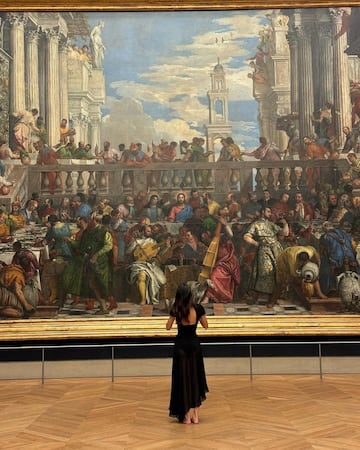 Kendall Jenner en el Museo de Louvre.