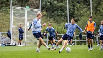 Los jugadores de la Real Sociedad entrenan en Zubieta.