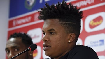 Panama&#039;s defender Luis Ovalle (R) and Panama&#039;s forward Luis Tejada attend a press conference at the Olympic Sports Center in Saransk on June 21, 2018, during the Russia 2018 World Cup football tournament. / AFP PHOTO / JUAN BARRETO