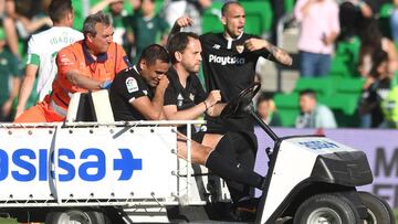Mercado, abandonando el césped del Villamarín.