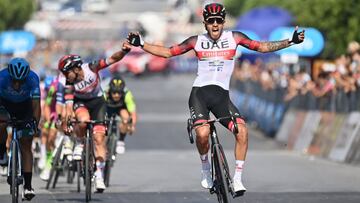 Juan Sebastián Molano gana la etapa 1 y es líder del Giro de Sicilia.