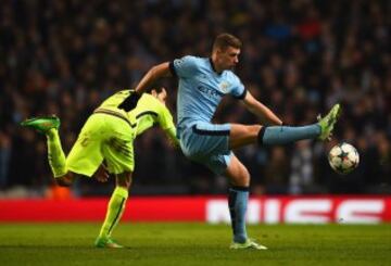 Sergio Busquets y Edin Dzeko.