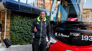 Adrián Ramos posa para As a la llegada del Granada a Cádiz, donde el colombiano volverá a ser titular.