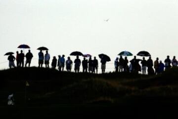 Aficionados al golf disfrutan de la ronda de práctica del torneo PGA Championship en Whistling Straits. 