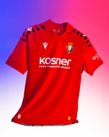 Llegando al ecuador de la lista, en la octava posición se encuentra el Osasuna. Los ‘Gorriak’ ofrecen junto a Macron una camiseta roja que destaca por las figuras de color negro que aparecen en los hombros y por el detalle que luce en el bajo de la misma, ya que aparecen escritos los años de las participaciones europeas del club rojillo.