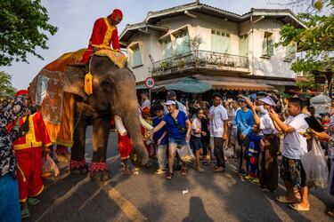 La serenidad de sus templos y la exuberancia de su naturaleza se pueden disfrutar con tan solo 12 euros diarios.
La economía de Laos es una economía subdesarrollada de rápido crecimiento. 
En la imagen se ve a unos turistas participando en un desfile de elefantes como parte de la celebración anual del festival del agua de Laos, en la ciudad de Luang Prabang.
El país no abrió sus puertas al turismo hasta 1999, de modo que su infraestructura turística todavía está en desarrollo. Lejos de ser un problema, eso lo hace todavía más interesante, más abierto a la improvisación y a lo inesperado, y también mucho más barato que sus países vecinos.