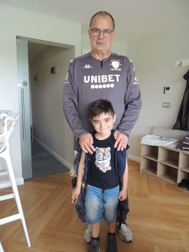 “Le prometí a mi hija que cuando Bielsa volviera a Chile, lo iba a poder conocer... Fue difícil, pero lo logramos”