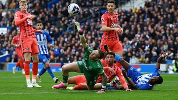 Soccer Football - Premier League - Brighton & Hove Albion v Everton - The American Express Community Stadium, Brighton, Britain - February 24, 2024 Everton's Jordan Pickford makes a save Action Images via Reuters/Paul Childs NO USE WITH UNAUTHORIZED AUDIO, VIDEO, DATA, FIXTURE LISTS, CLUB/LEAGUE LOGOS OR 'LIVE' SERVICES. ONLINE IN-MATCH USE LIMITED TO 45 IMAGES, NO VIDEO EMULATION. NO USE IN BETTING, GAMES OR SINGLE CLUB/LEAGUE/PLAYER PUBLICATIONS.