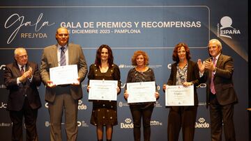 En el centro, y de izda. a dcha.: Ernesto Pérez Lobo, Isabel Fernández, Yolanda Soler, Miriam Blasco y Juan Carlos Barcos (presidente RFEJYDA).