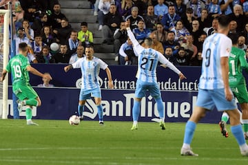 Manu Molina conduce la bola.