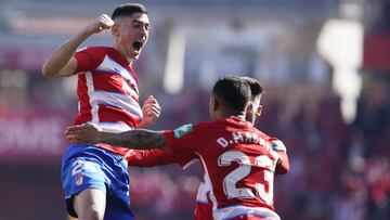 Carlos Fern&aacute;ndez celebra con Mach&iacute;s uno de los goles ante el Espanyol.