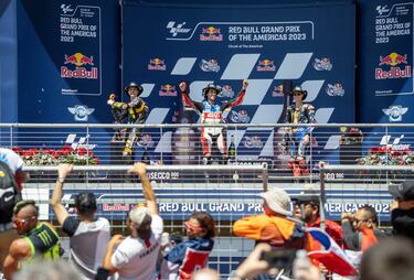 Podio de la carrera del Gran Premio de Las Américas. El piloto italiano, Luca Marini, el español, Álex Rins y el francés, Fabio Quartararo.