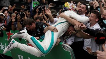 Formula One F1 - Brazilian Grand Prix - Autodromo Jose Carlos Pace, Interlagos, Sao Paulo, Brazil - November 11, 2018  Mercedes&#039; Lewis Hamilton celebrates with team members after winning the race  REUTERS/Ricardo Moraes     TPX IMAGES OF THE DAY