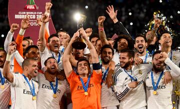 Casillas levanta el Mundial de Clubes que el Real Madrid conquistó en Marrakech en 2014.