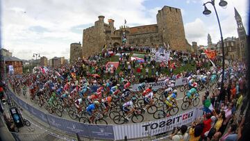 El pelot&oacute;n, por Ponferrada. 