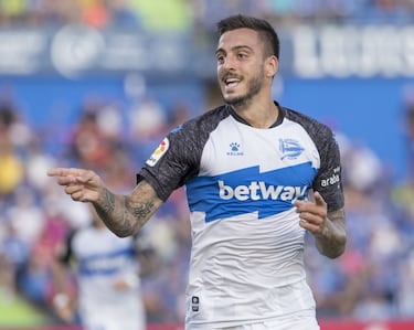 En el Deportivo Alavés (2019–2022), Joselu fue el gran referente ofensivo: jugó más de 130 partidos y anotó 36 goles en Liga, convirtiéndose en capitán y máximo goleador del equipo en varias temporadas.