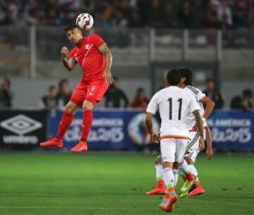 LIM13. LIMA (PERÚ), 03/06/2015.- Paolo Guerrero (i) de Perú salta por el balón ante jugadores de México hoy, miércoles 3 de junio de 2015, durante un partido amistoso preparatorio para la Copa América 2015, celebrado en Lima (Perú). EFE/Paolo Aguilar