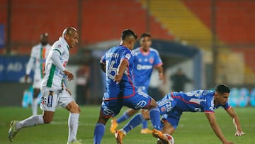 Futbol, Universidad de Chile vs Cobresal.
Fecha 14, campeonato Nacional 2023.
El jugador de Universidad de Chile Israel Poblete, derecha, juega el balon contra Cobresal durante el partido de primera division disputado en el estadio Santa Laura en Santiago, Chile.
15/05/2023
Marcelo Hernandez/Photosport
Football, Universidad de Chile vs Cobresal.
14th date, 2023 National Championship.
Universidad de Chile's player Israel Poblete, right, play the ball against Cobresal during the first division match at the Santa Laura stadium in Santiago, Chile.
09/05/2023
Marcelo Hernandez/Photosport