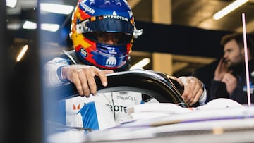 Carlos Sainz, subiéndose al Williams.